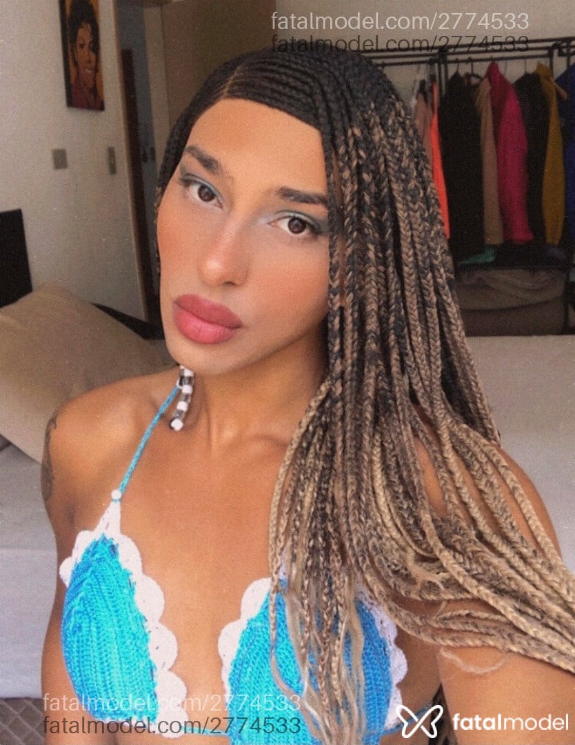 Acompanhante mulher trans com cabelo castanho de olhos castanhos em São Paulo - Mari Cordeiro