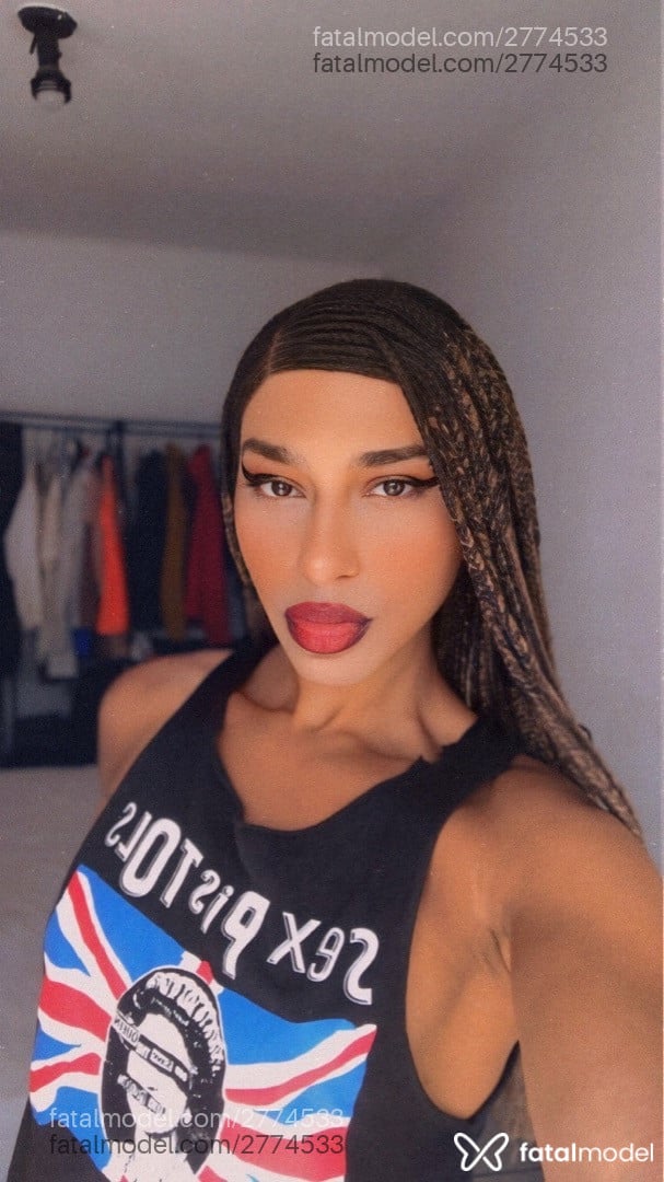 Acompanhante mulher trans com cabelo castanho de olhos castanhos em São Paulo - Mari Cordeiro
