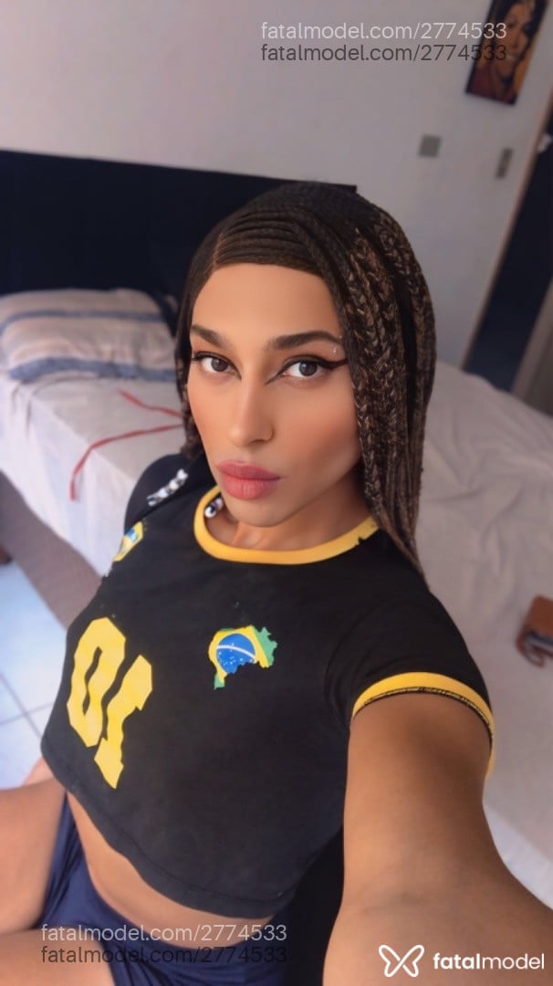 Acompanhante mulher trans com cabelo castanho de olhos castanhos em São Paulo - Mari Cordeiro
