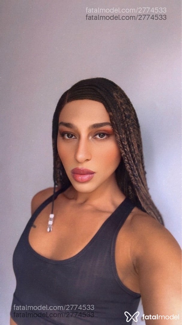 Acompanhante mulher trans com cabelo castanho de olhos castanhos em São Paulo - Mari Cordeiro