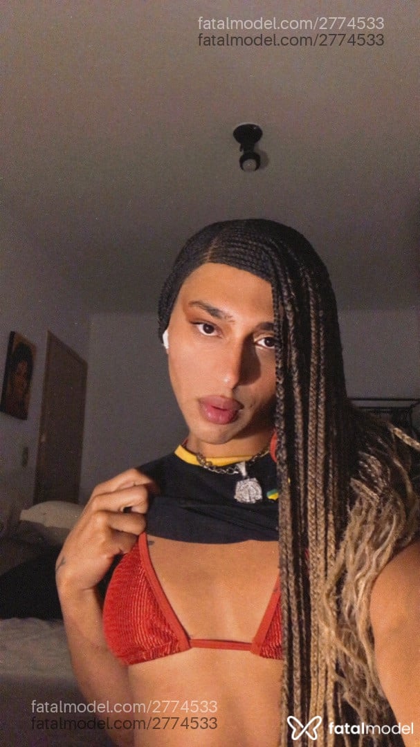 Acompanhante mulher trans com cabelo castanho de olhos castanhos em São Paulo - Mari Cordeiro