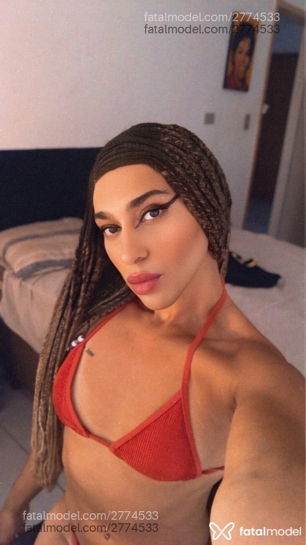 Acompanhante mulher trans com cabelo castanho de olhos castanhos em São Paulo - Mari Cordeiro