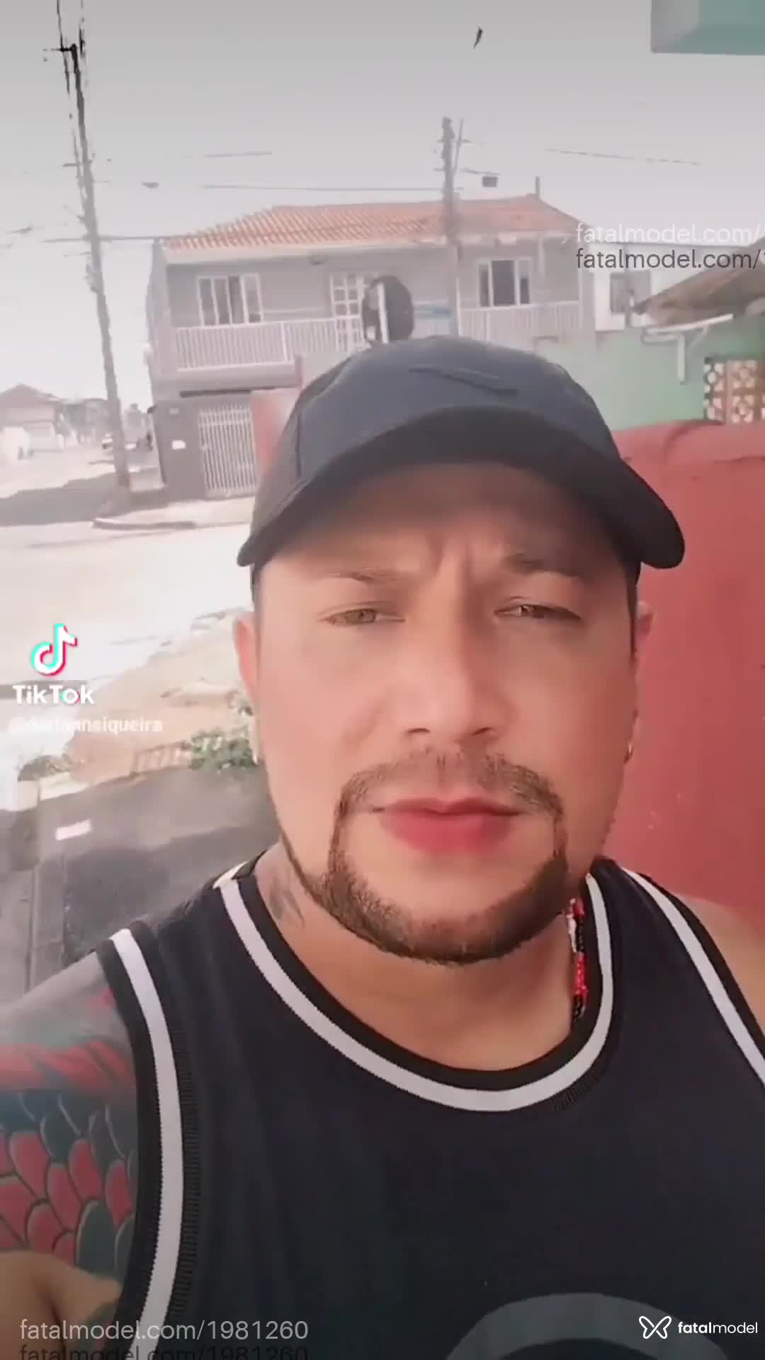 Acompanhante homem com cabelo castanho de olhos verdes em Virtual - Branquinhotatuado