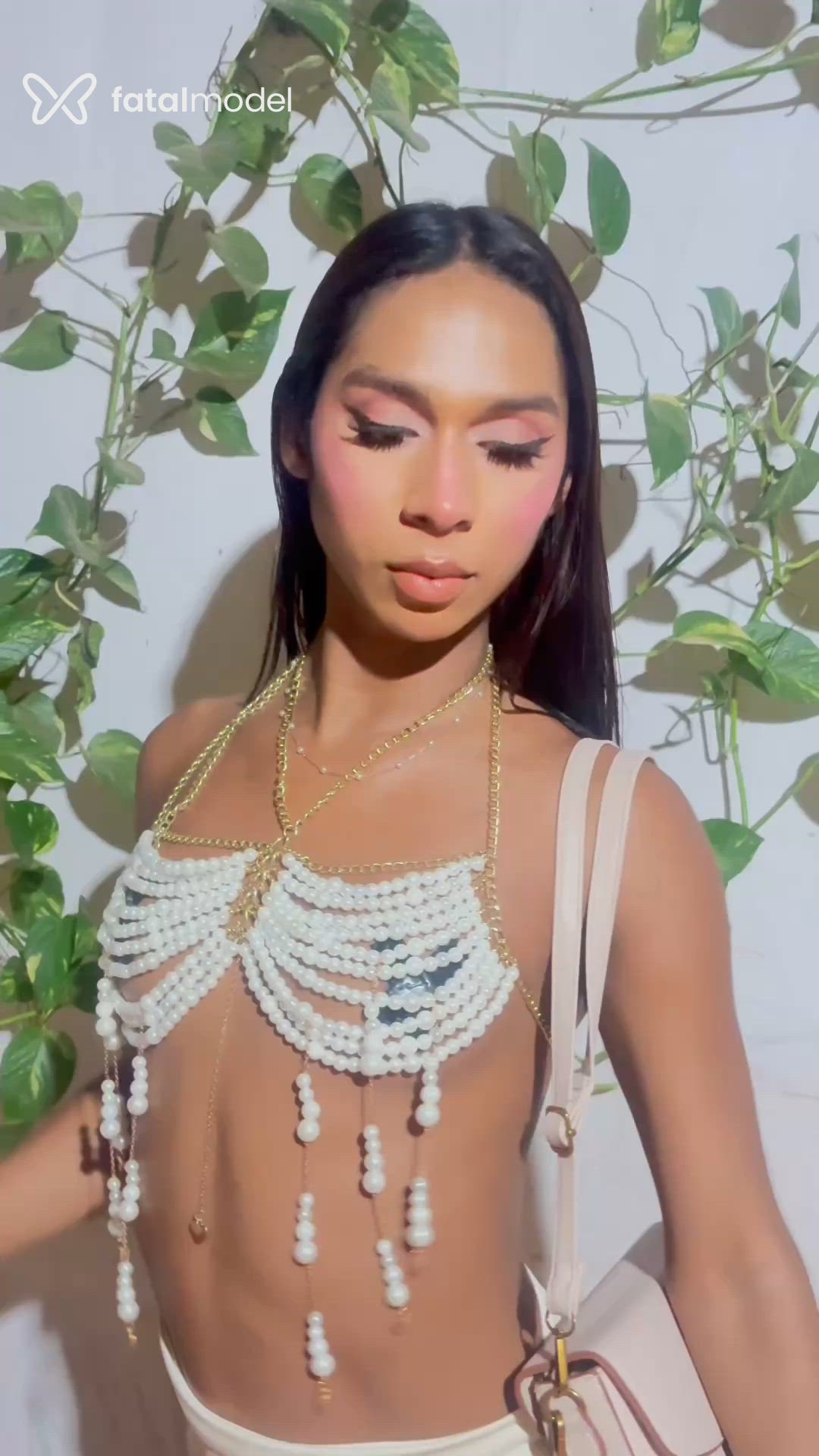 Acompanhante mulher trans com cabelo castanho de olhos pretos - Larissa Almeida Acompanhante mulher trans com cabelo castanho de olhos pretos - Larissa Almeida