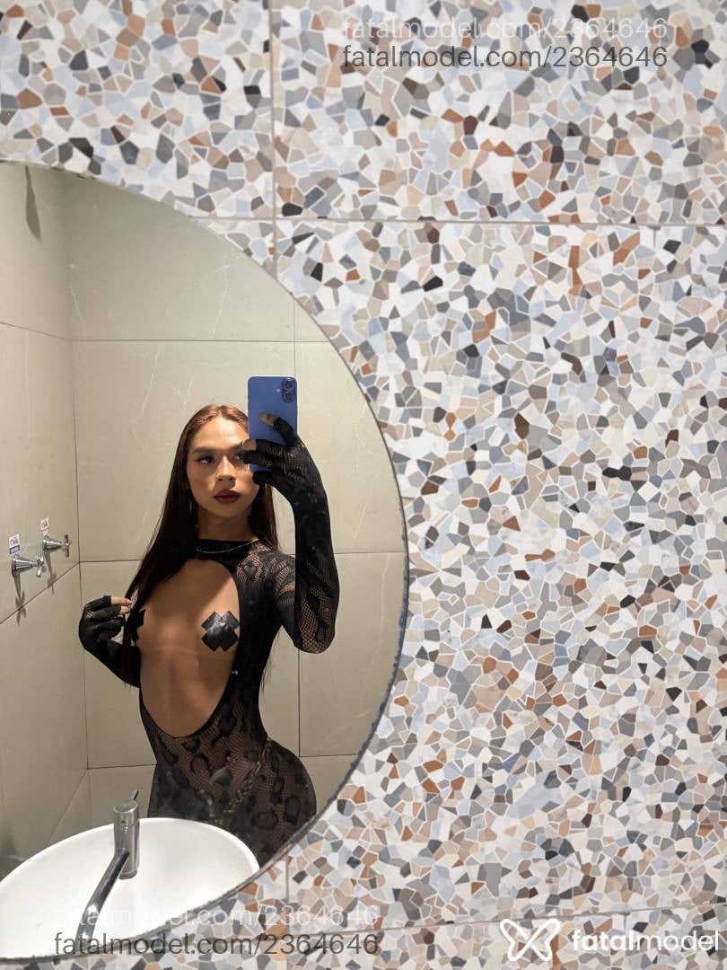 Acompanhante mulher trans com cabelo castanho de olhos pretos - Larissa Almeida