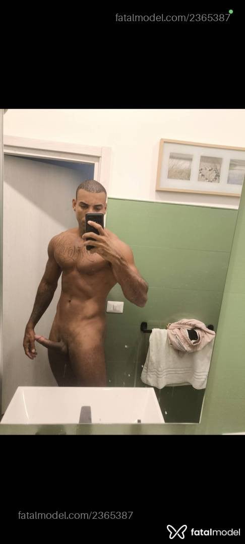 Acompanhante homem sem cabelo de olhos castanhos - Leandro