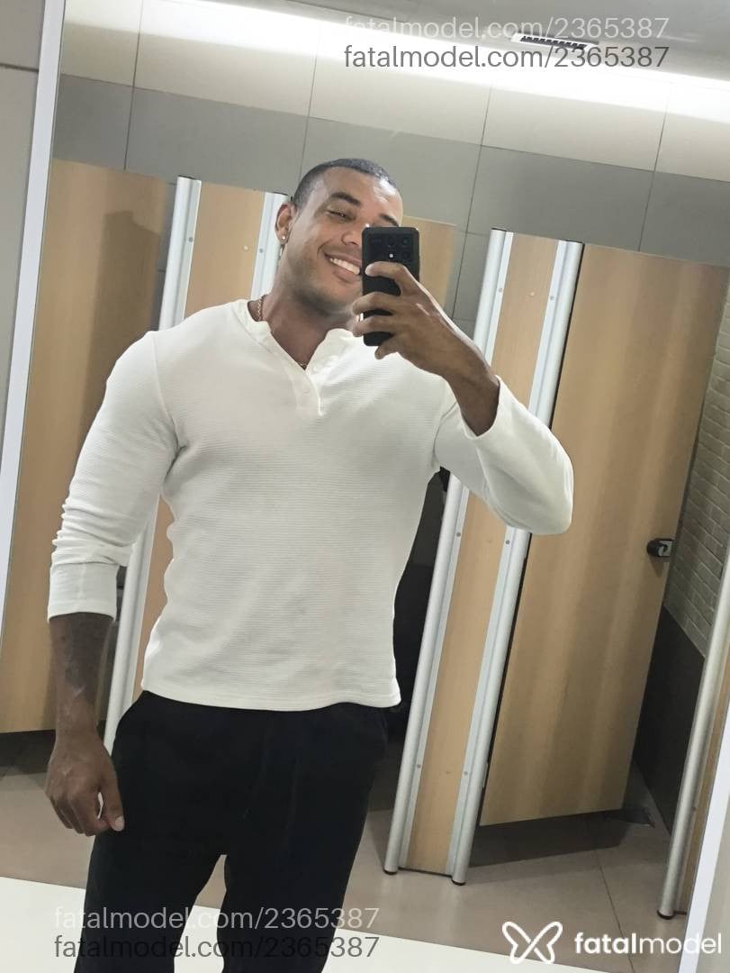Acompanhante homem sem cabelo de olhos castanhos - Leandro Acompanhante homem sem cabelo de olhos castanhos - Leandro