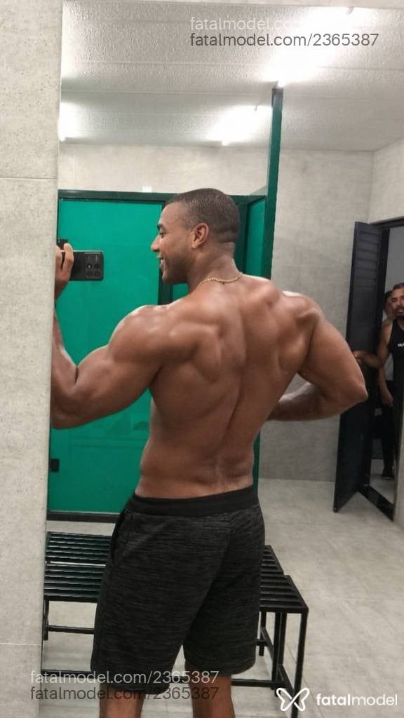 Acompanhante homem sem cabelo de olhos castanhos - Leandro Acompanhante homem sem cabelo de olhos castanhos - Leandro