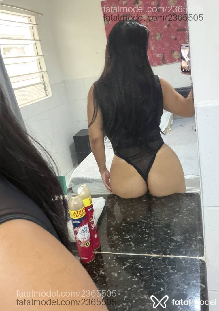 Acompanhante mulher com cabelo castanho de olhos pretos - Lore