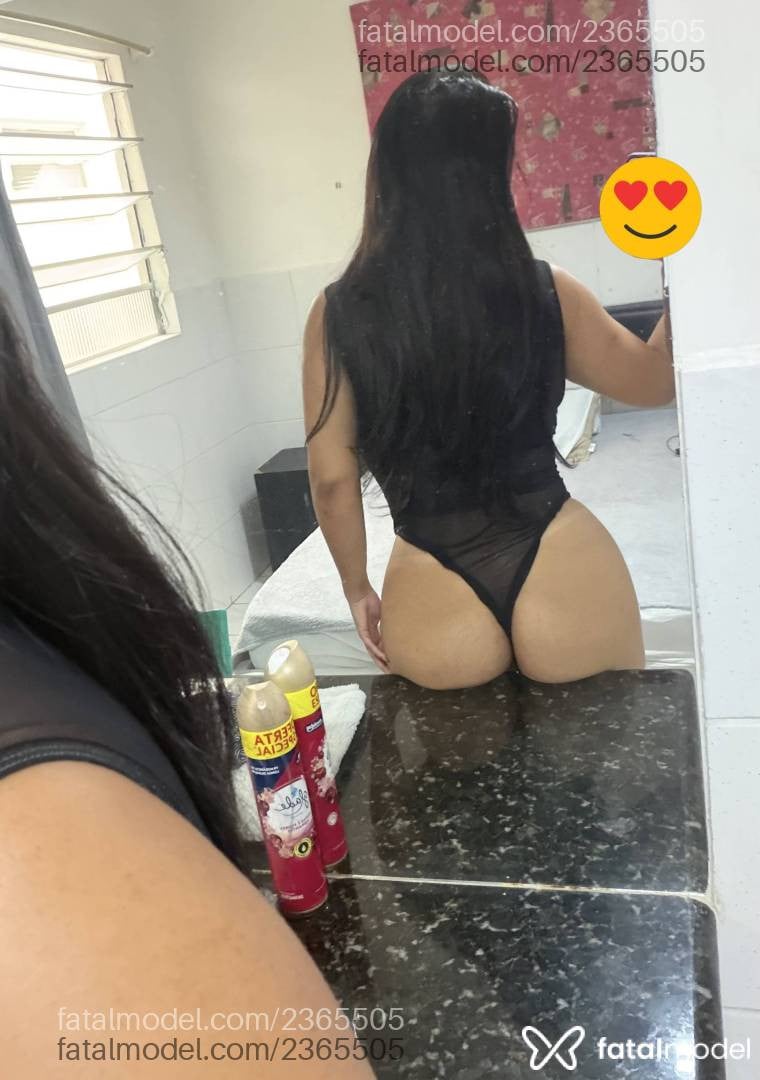 Acompanhante mulher com cabelo castanho de olhos pretos - Lore