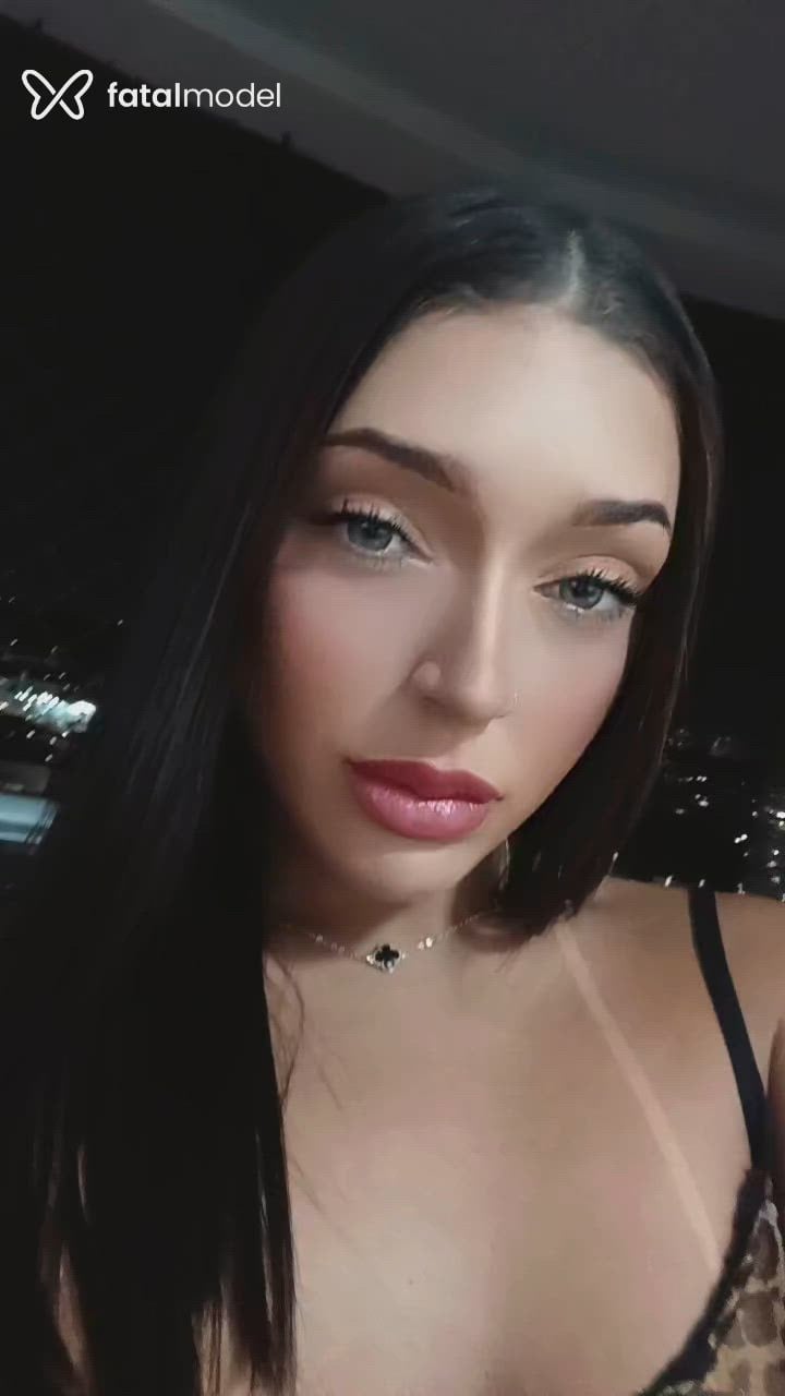 Acompanhante mulher morena (o) de olhos verdes - Aline Acompanhante mulher morena (o) de olhos verdes - Aline