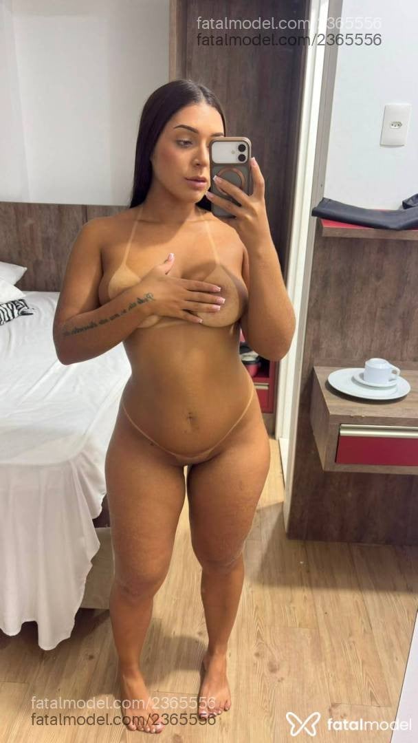 Acompanhante mulher morena (o) de olhos verdes - Aline