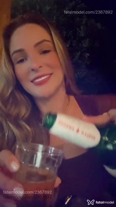 Acompanhante mulher loira (o) de olhos mel - Cristal