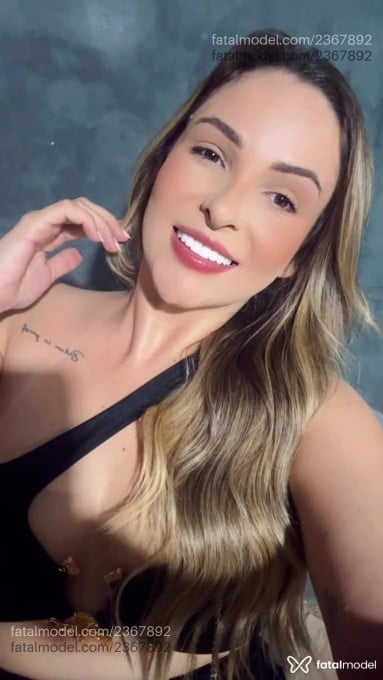 Acompanhante mulher loira (o) de olhos mel - Cristal