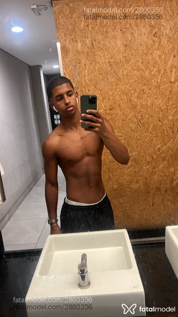 Acompanhante homem morena (o) de olhos castanhos em Rio de Janeiro - Pietro