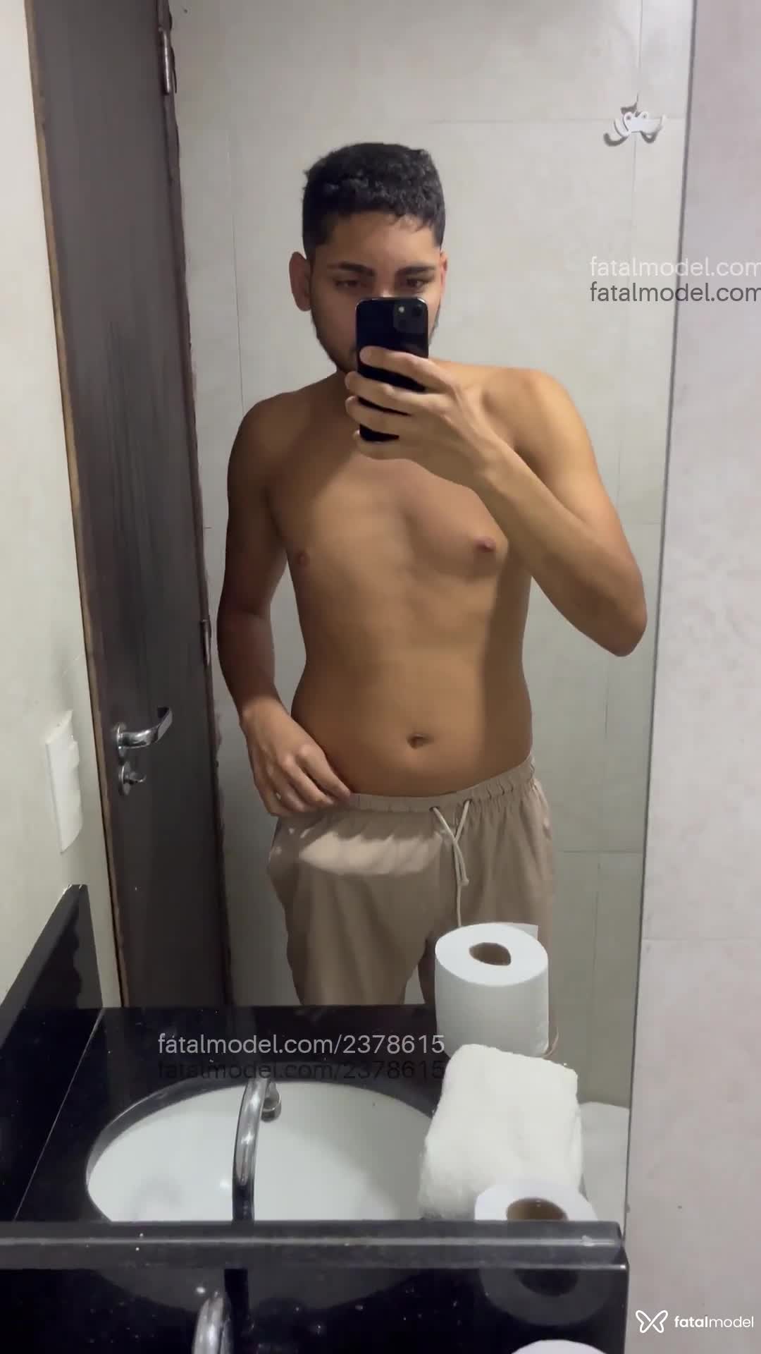 Acompanhante homem com cabelo castanho de olhos castanhos - Pedro