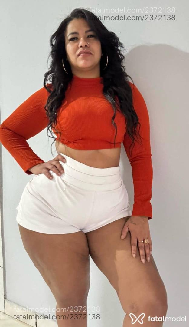 Acompanhante mulher morena (o) de olhos pretos - Kamila Estrela