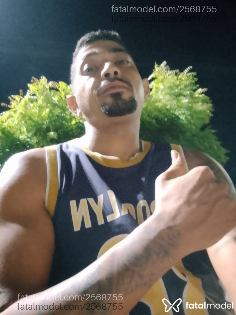 Acompanhante homem com cabelo castanho de olhos castanhos - Rachii Acompanhante homem com cabelo castanho de olhos castanhos - Rachii
