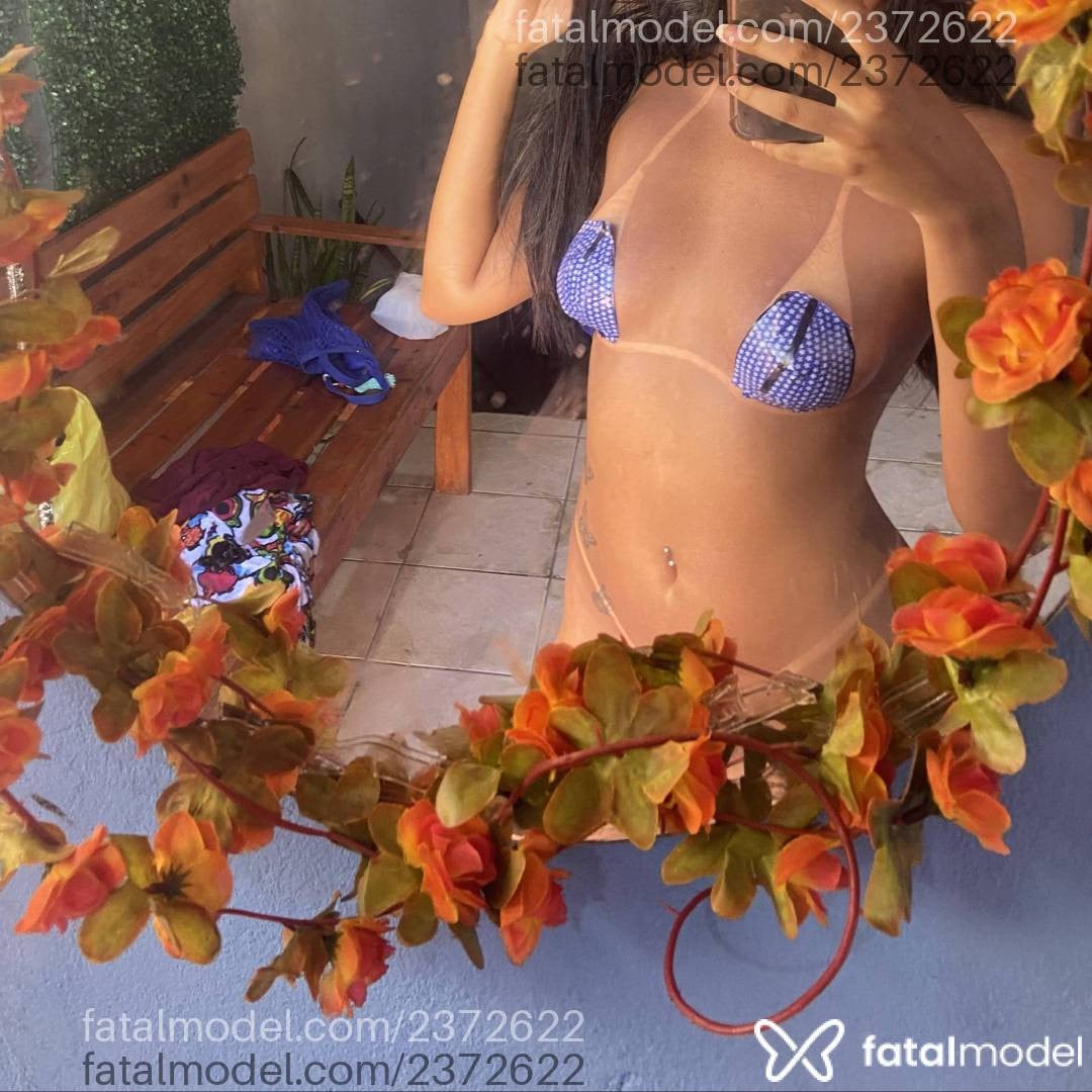 Acompanhante mulher morena (o) de olhos pretos - Yara Premium