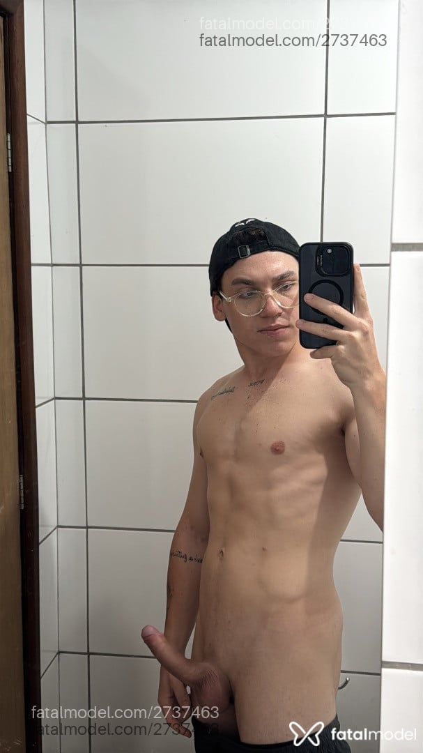 Acompanhante homem com cabelo castanho de olhos castanhos - Henrique
