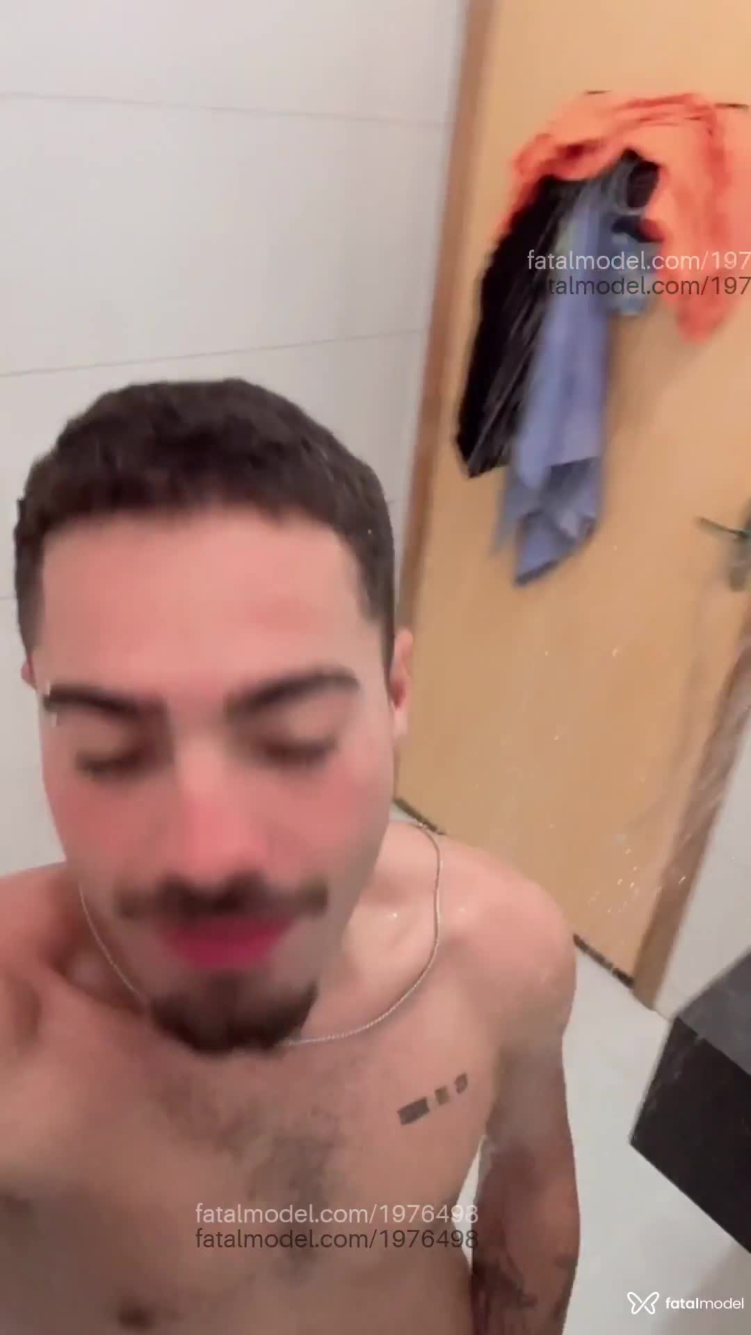 Acompanhante homem com cabelo castanho de olhos verdes em Maringá - Sturm