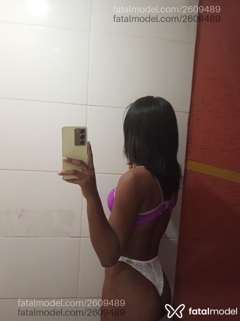 Acompanhante mulher com cabelo castanho de olhos pretos - Morena Acompanhante mulher com cabelo castanho de olhos pretos - Morena