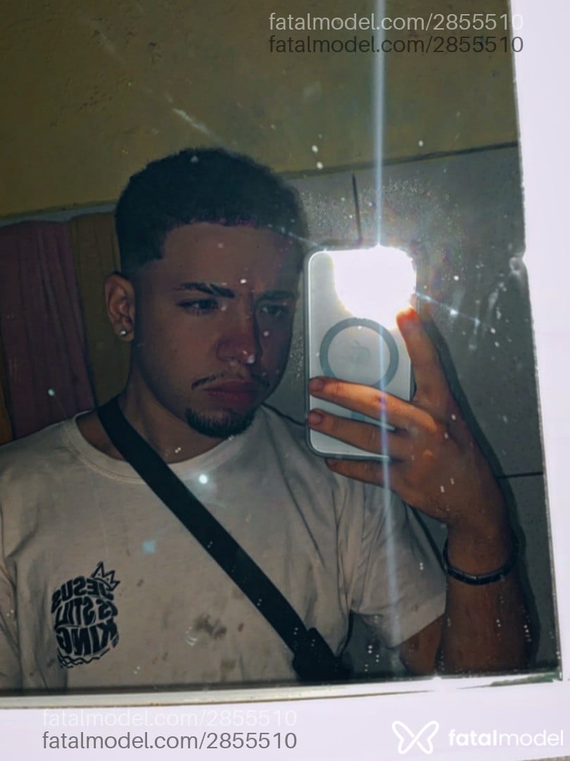 Acompanhante homem com cabelo castanho de olhos verdes em Porto Seguro Acompanhante homem com cabelo castanho de olhos verdes em Porto Seguro - Seninha