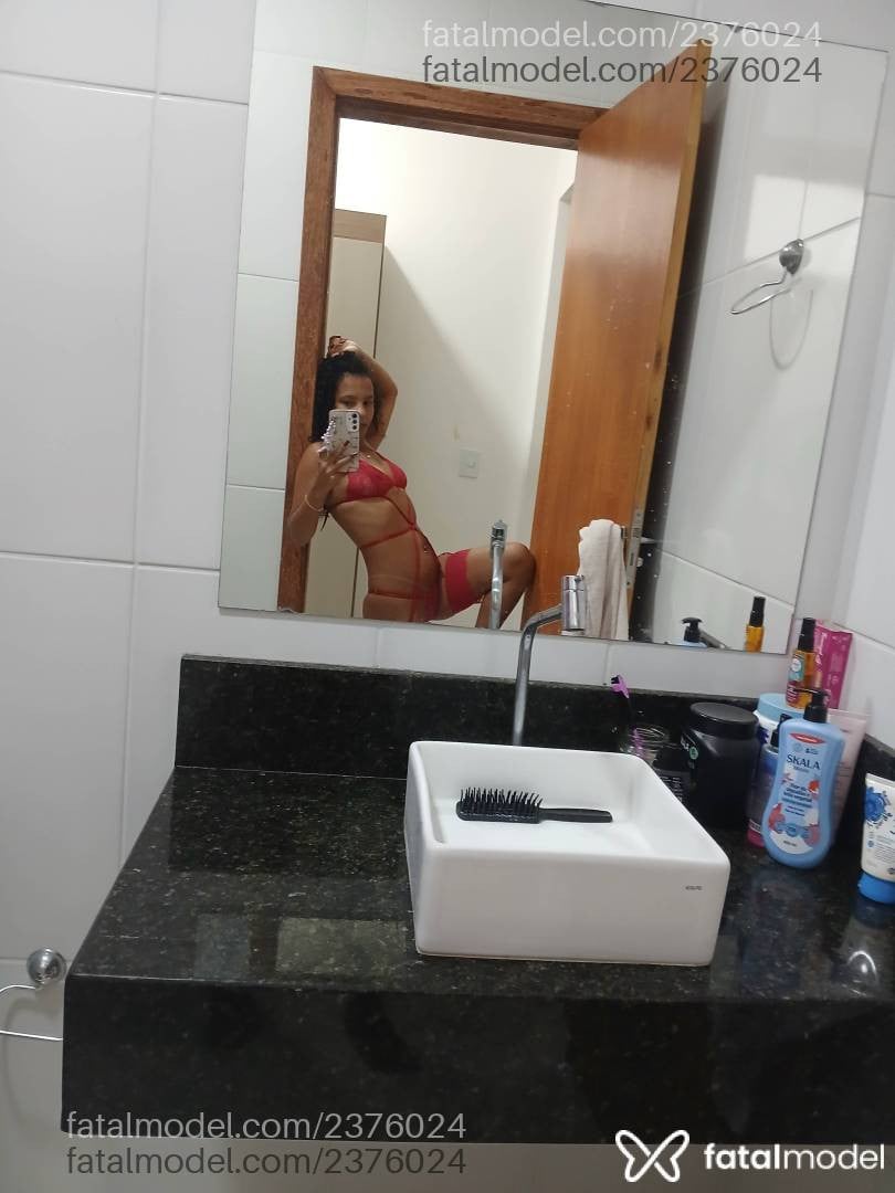 Acompanhante mulher morena (o) de olhos castanhos - Mavi Preta