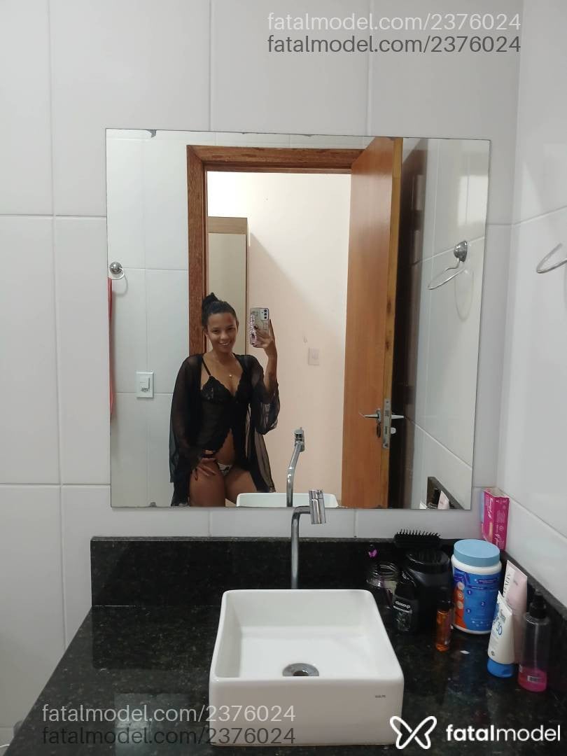 Acompanhante mulher morena (o) de olhos castanhos - Mavi Preta