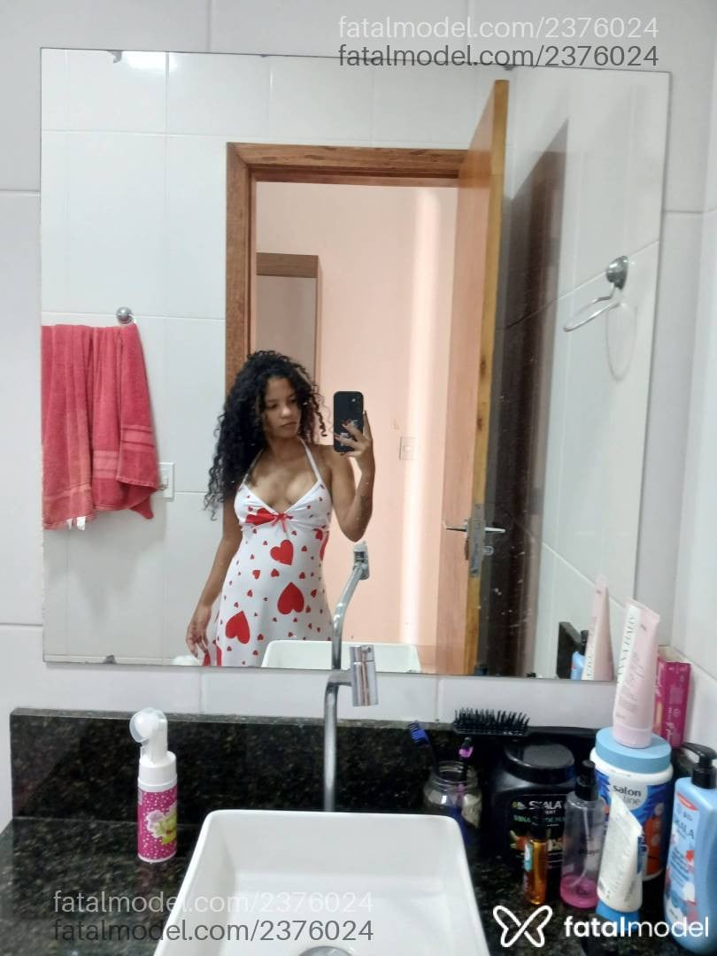 Acompanhante mulher morena (o) de olhos castanhos - Mavi Preta