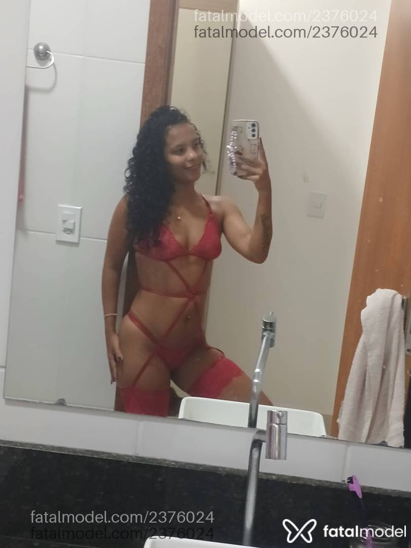 Acompanhante mulher morena (o) de olhos castanhos - Mavi Preta