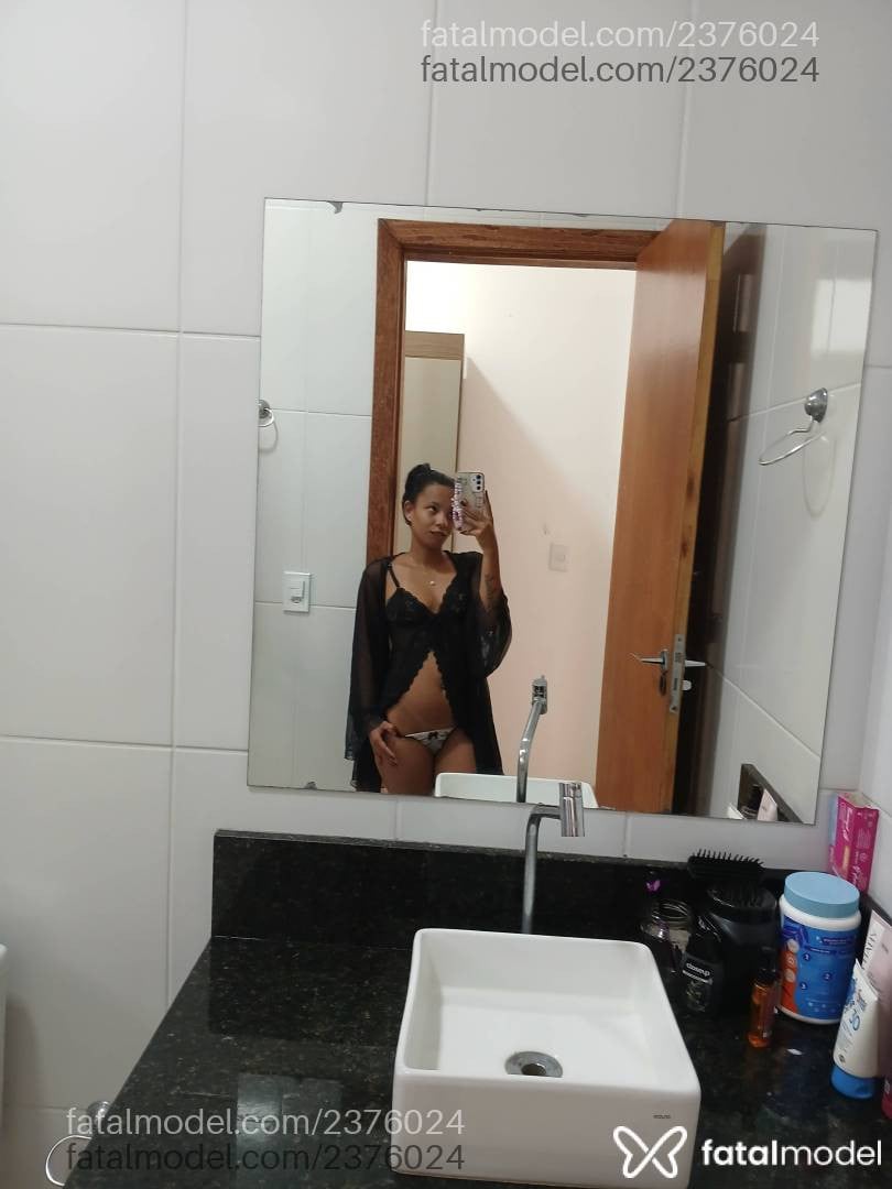 Acompanhante mulher morena (o) de olhos castanhos - Mavi Preta
