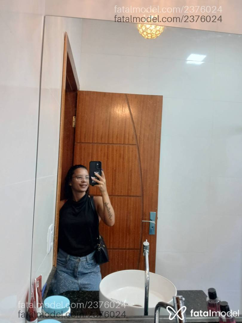 Acompanhante mulher morena (o) de olhos castanhos - Mavi Preta