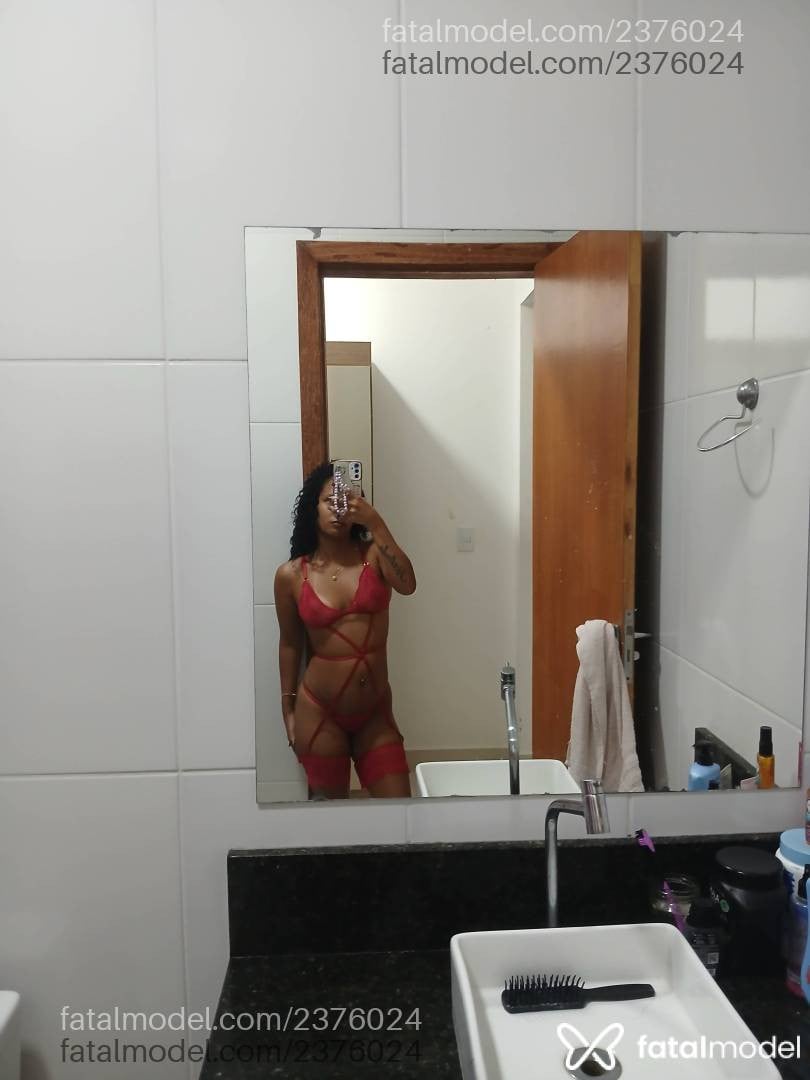 Acompanhante mulher morena (o) de olhos castanhos - Mavi Preta