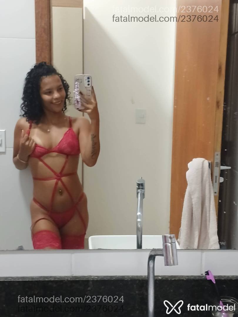 Acompanhante mulher morena (o) de olhos castanhos - Mavi Preta
