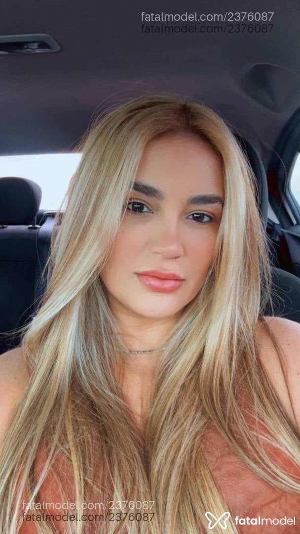 Acompanhante mulher loira (o) de olhos castanhos - Larissa