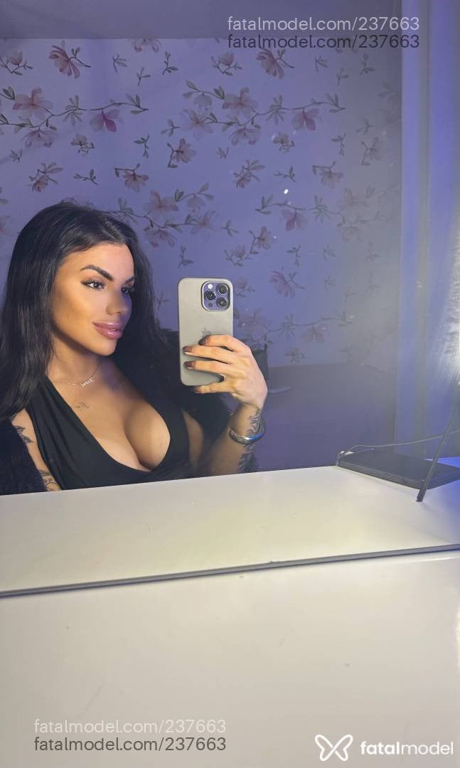 Acompanhante travesti com cabelo castanho de olhos castanhos - Joana Deferrare