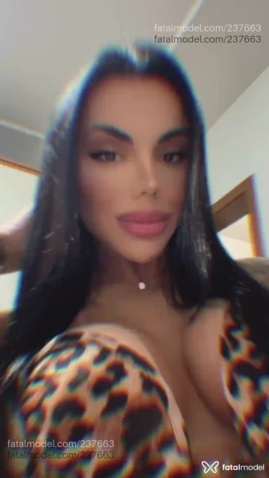 Acompanhante travesti com cabelo castanho de olhos castanhos - Joana Deferrare