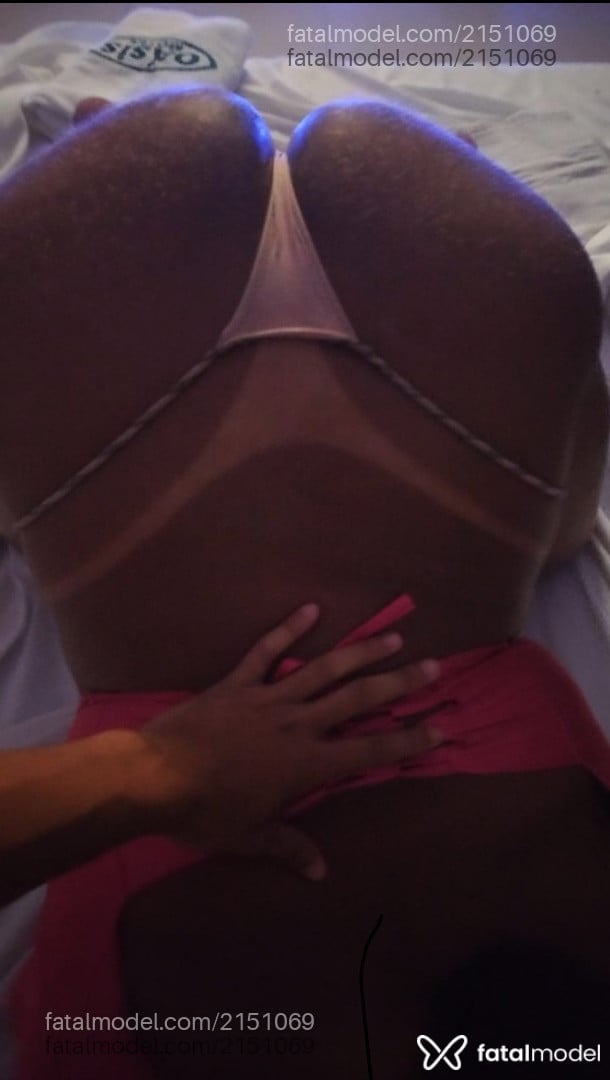Acompanhante mulher trans morena (o) de olhos castanhos - Melzinhaa