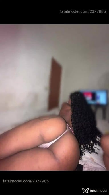 Acompanhante mulher trans morena (o) de olhos pretos - Luana