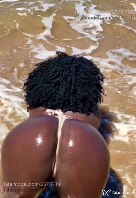 Acompanhante mulher com cabelo castanho de olhos pretos - Pérola Mendes