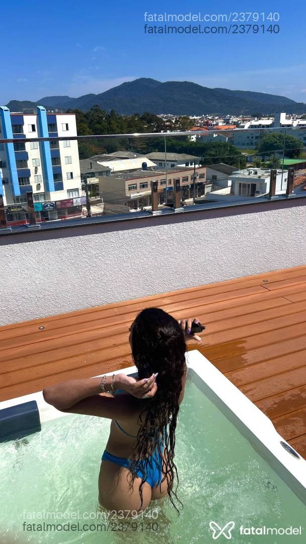 Acompanhante mulher com cabelo castanho de olhos castanhos - Thayna