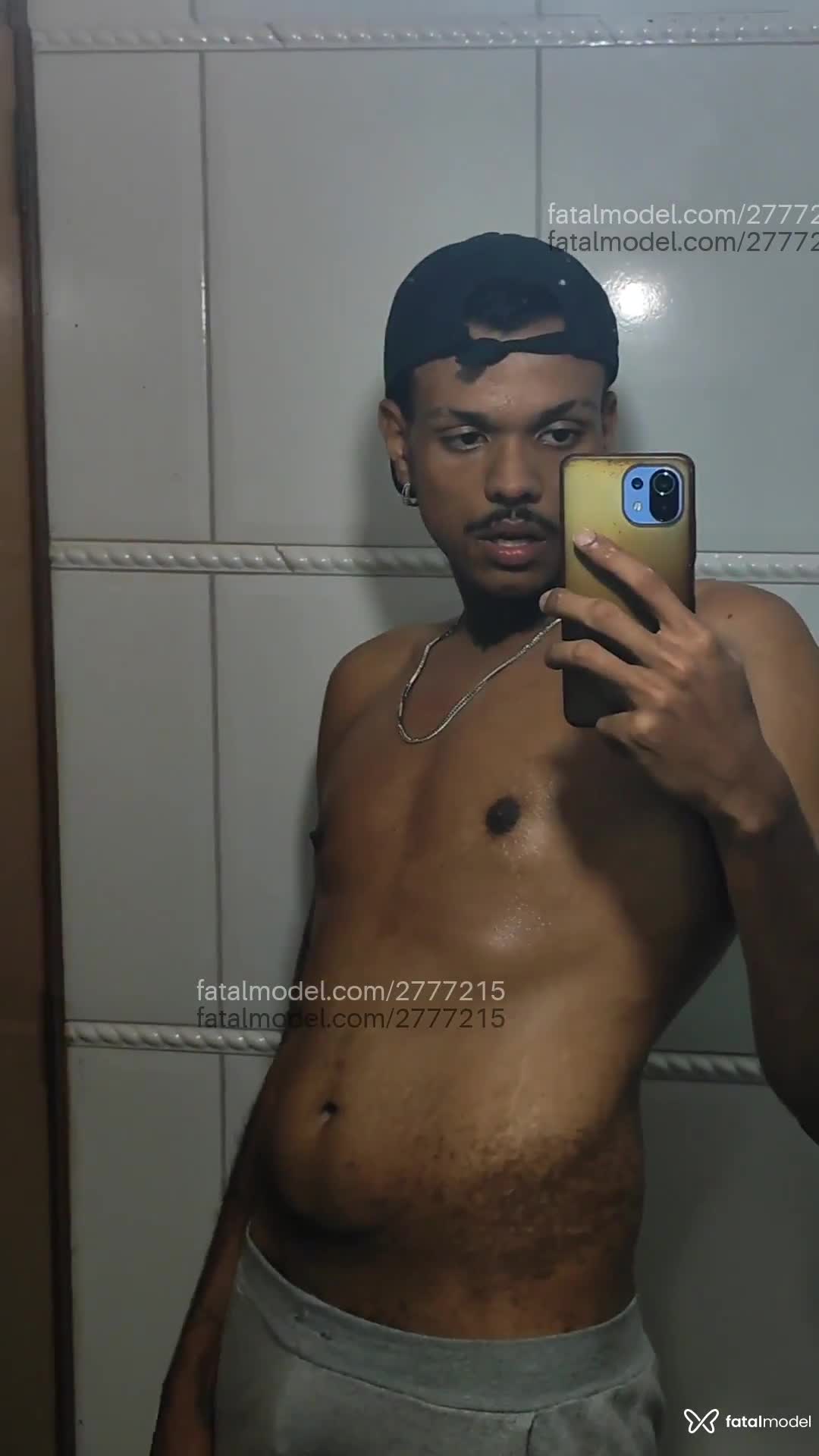 Acompanhante homem com cabelo castanho de olhos pretos - Couto Acompanhante homem com cabelo castanho de olhos pretos - Couto