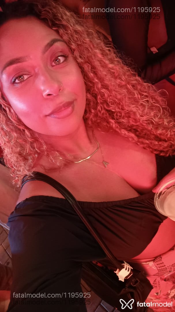 Acompanhante mulher com cabelo colorido de olhos verdes em Rio de Janeiro - Nicole