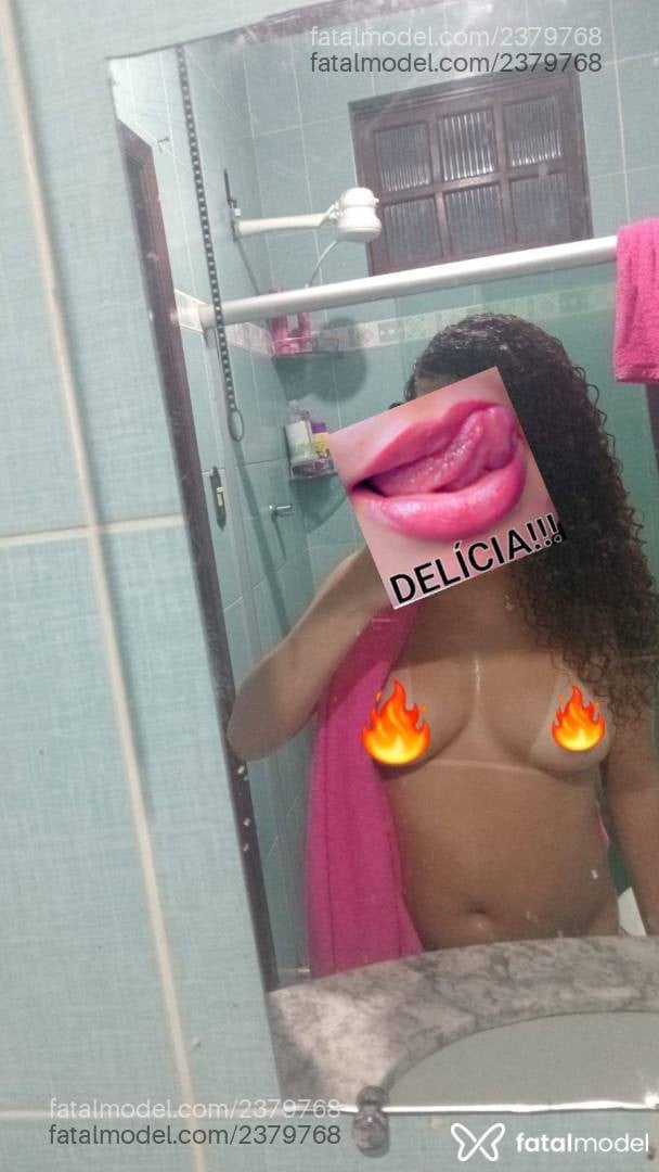 Acompanhante mulher com cabelo colorido de olhos pretos - Ayla