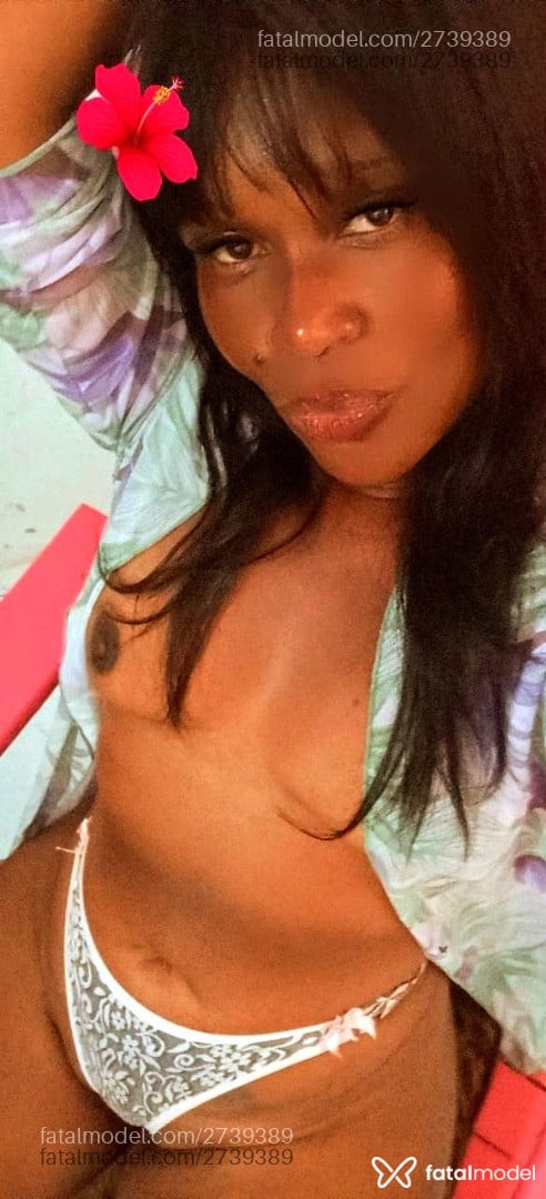 Acompanhante mulher com cabelo castanho de olhos pretos em Patrocínio - Monique