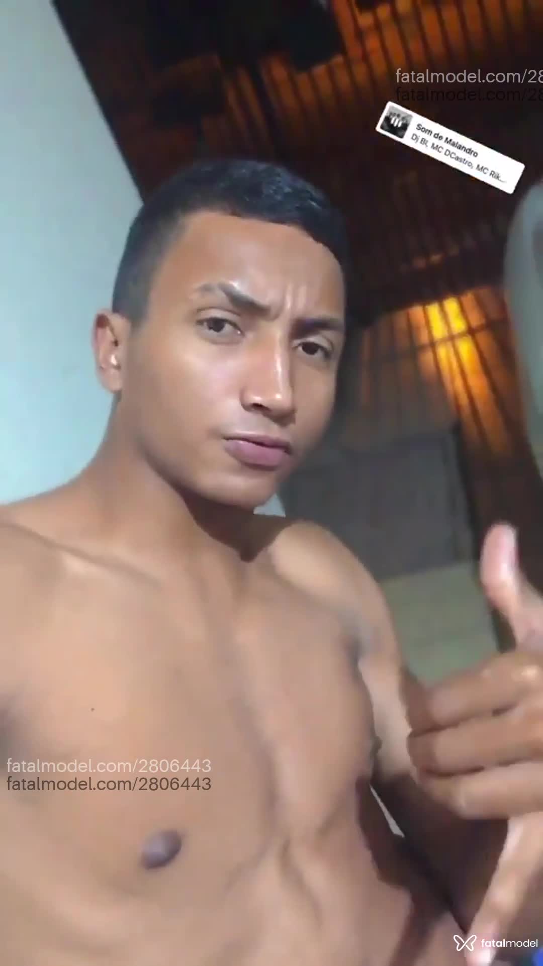 Acompanhante homem com cabelo castanho de olhos castanhos em Maringá Acompanhante homem com cabelo castanho de olhos castanhos em Maringá - Feroz