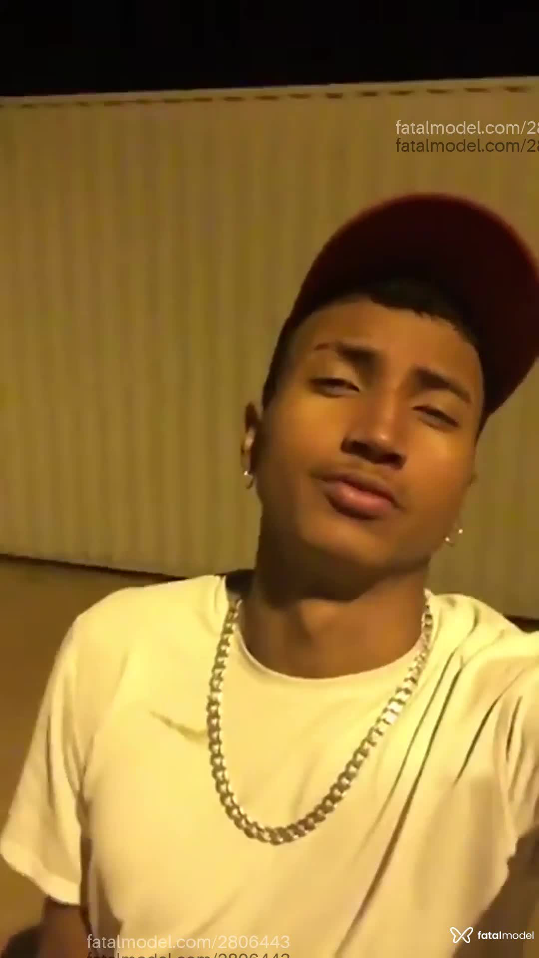 Acompanhante homem com cabelo castanho de olhos castanhos em Maringá Acompanhante homem com cabelo castanho de olhos castanhos em Maringá - Feroz