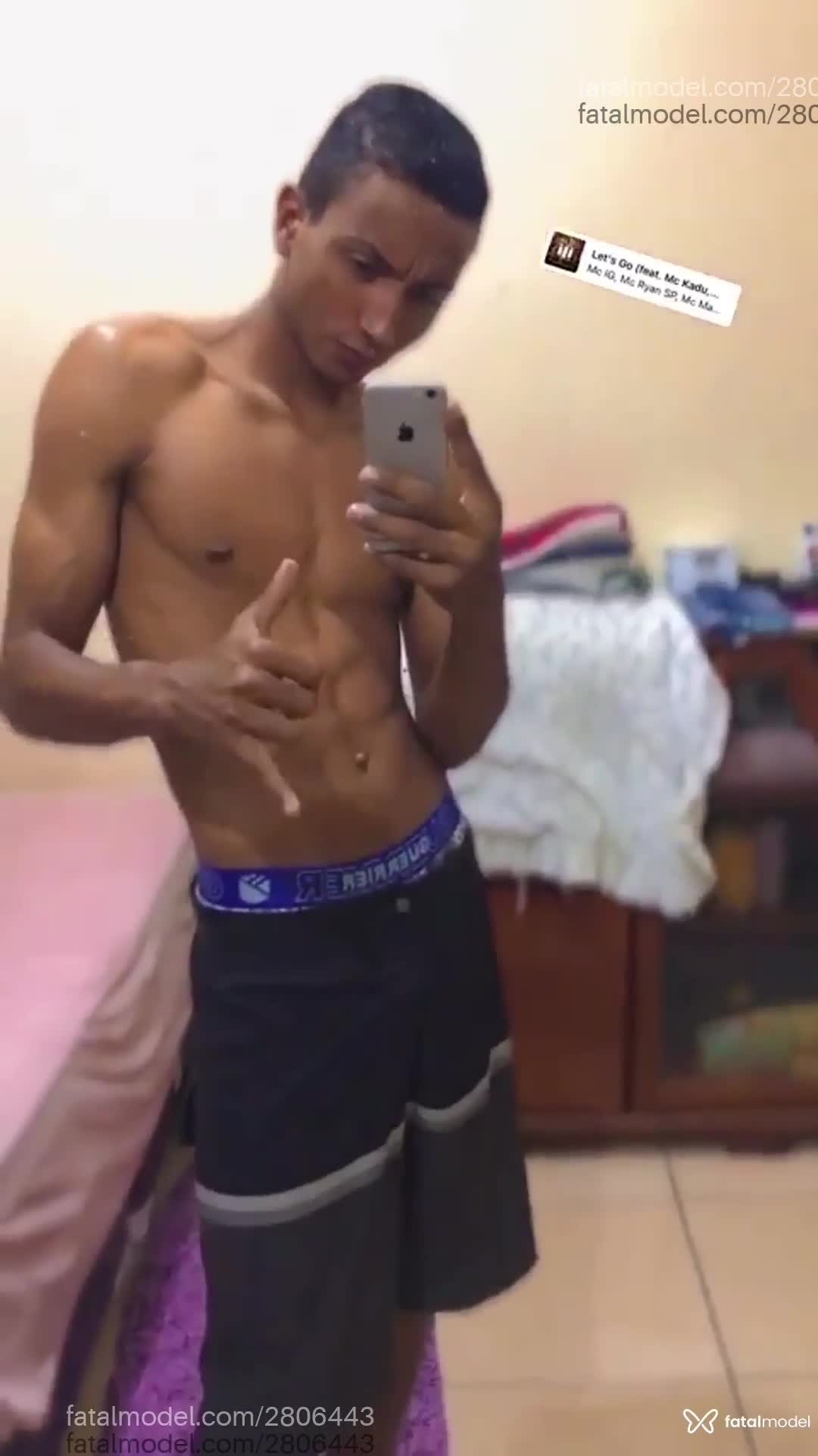 Acompanhante homem com cabelo castanho de olhos castanhos em Maringá Acompanhante homem com cabelo castanho de olhos castanhos em Maringá - Feroz