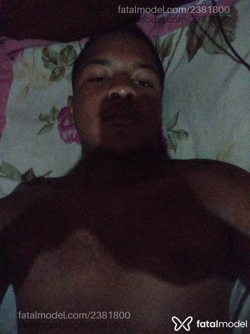 Acompanhante homem com cabelo castanho de olhos castanhos - Cria
